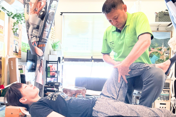 ねもと整体＆ストレッチスタジオの院長が膝の整体を行っている