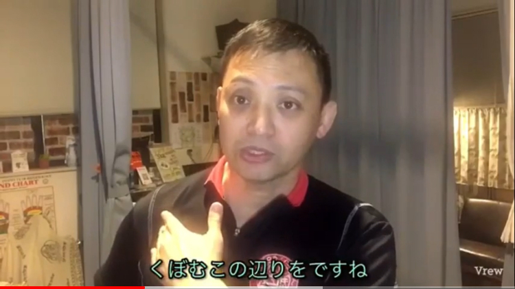 向ヶ丘遊園ねもと整体&ストレッチスタジオの院長が小胸筋ストレッチをストレートネックの方に教えている