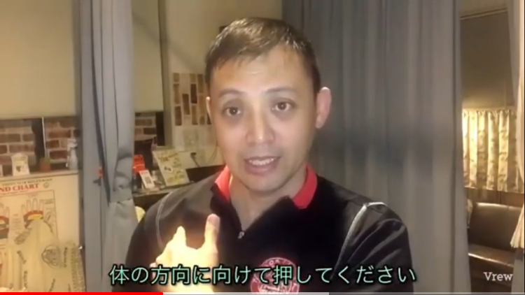 小胸筋ストレッチでねもと整体&ストレッチスタジオ院長根本が胸を押している