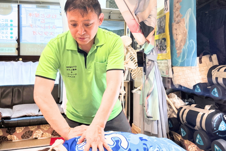 向ヶ丘遊園ねもと整体＆ストレッチスタジオ院長が腰痛を施術