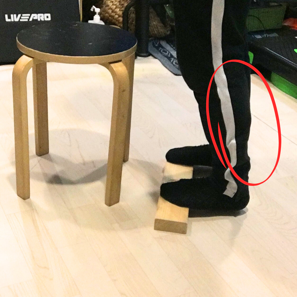 腰痛 立ったままできるアキレス腱ストレッチ