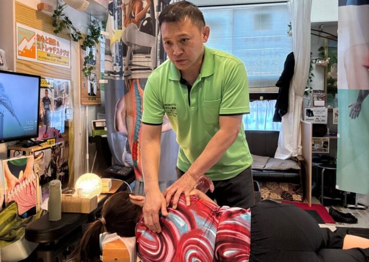 背中の整体を受けている女性