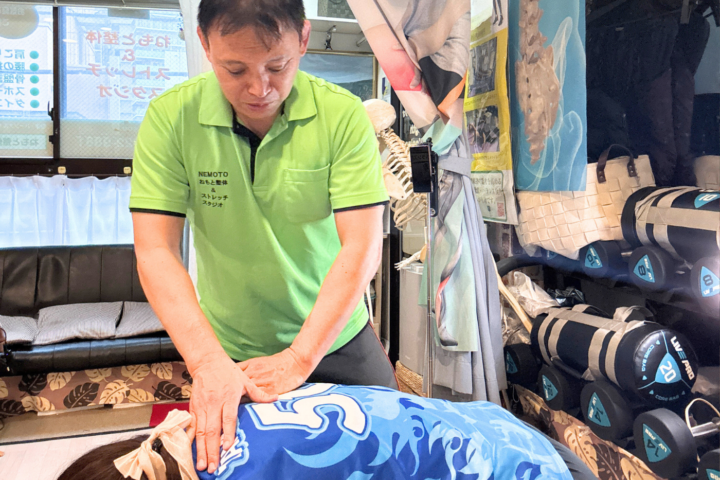 登戸向ヶ丘遊園ねもと整体＆ストレッチスタジオ院長の根本大肩の施術