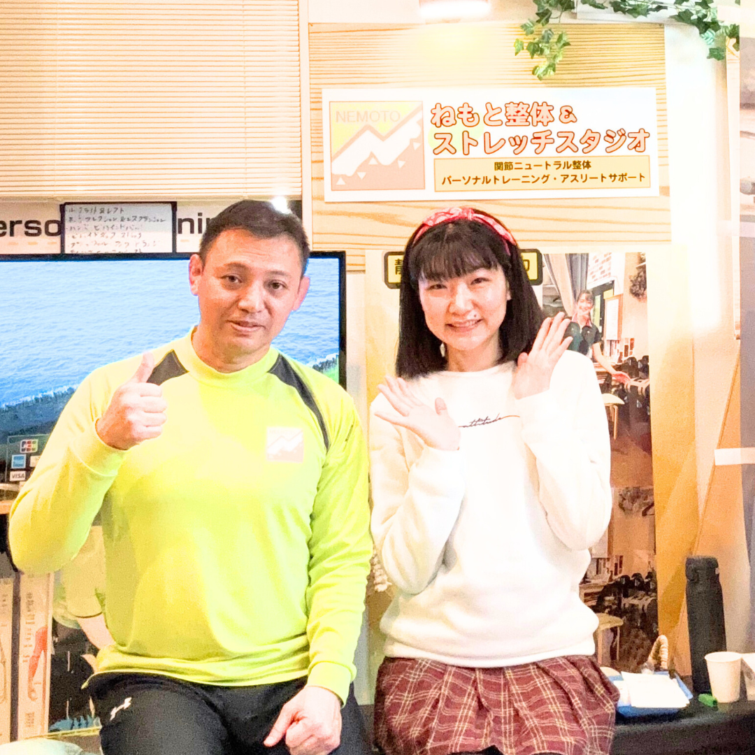 女性が笑顔でポーズ