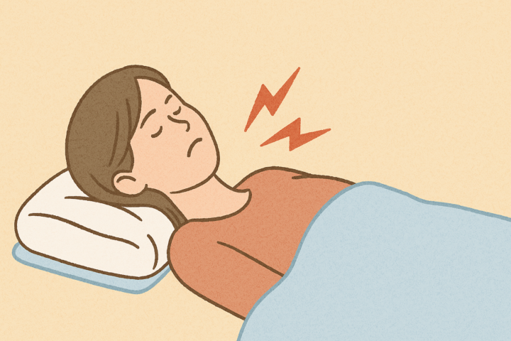 枕にタオルを敷いて仰向けで寝る女性が首に痛みを感じているイラスト。赤い稲妻マークで痛みを表現。