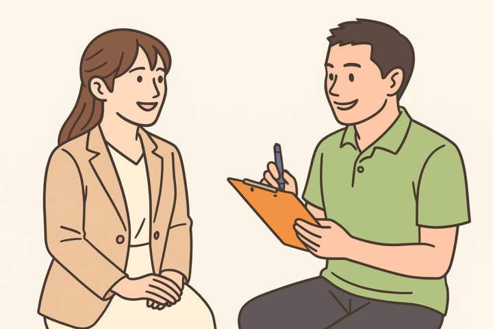 女性患者と男性整体師が相談している様子を描いたシンプルなイラスト。女性はベージュのジャケットを着て笑顔で座り、男性整体師は緑のポロシャツを着てクリップボードを持ち、優しく話しかけている。整体院でのカウンセリング場面を表現。