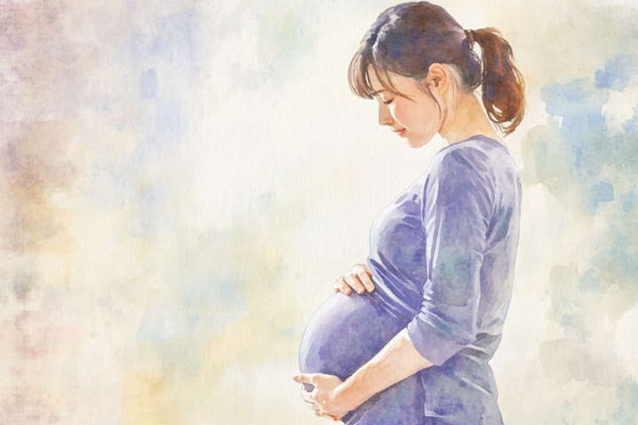 お腹が大きくなった妊婦さんが腰の痛みに困っている表情で、痛む部分に優しく手を当てている姿