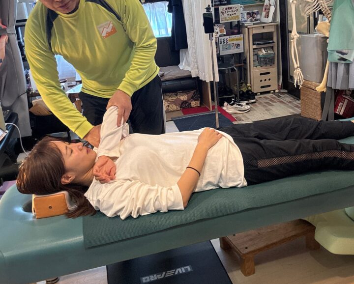 肩が痛そうな女性