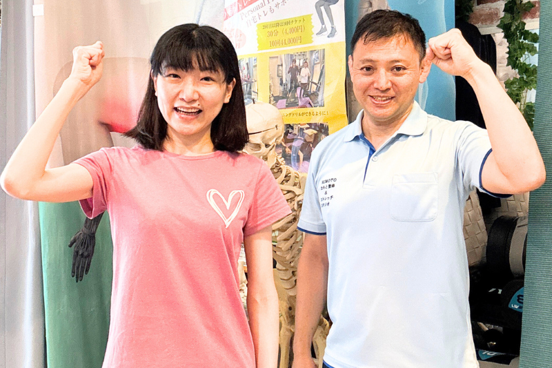 登戸のパーソナルジムのねもと整体＆ストレッチスタジオで院長とお客様が笑顔で撮影