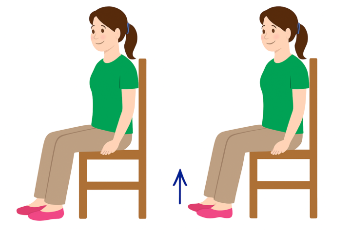 椅子に座った若い女性がトゥーレイズ(つま先上げ運動)を行っているイラスト。左側はリラックスした姿勢、右側は両足のつま先を上げて前脛骨筋を鍛えている様子。女性は緑色のシャツを着ており、髪を後ろでまとめ、穏やかな笑顔を見せている。背景はシンプルで、横長4:3構図。