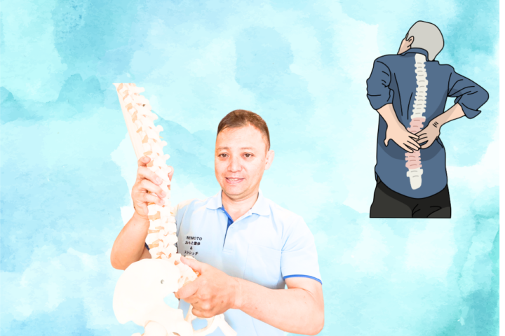 腰痛の原因を背骨模型で説明する整体師と腰を押さえる男性イラスト