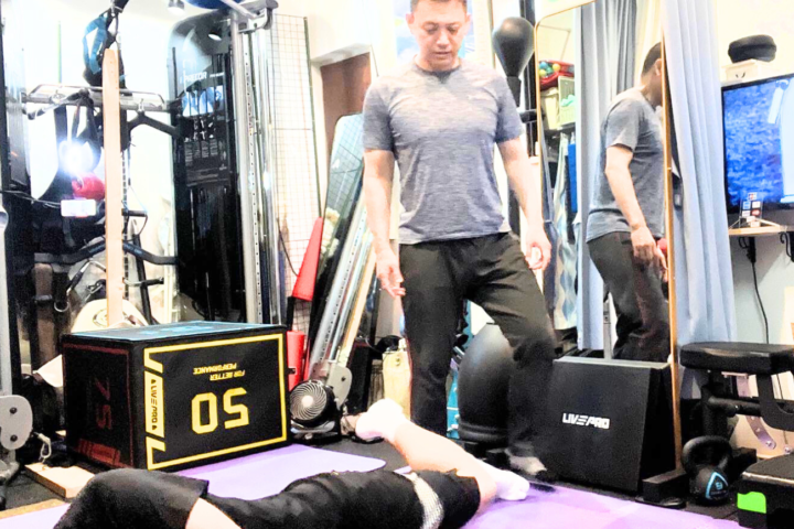 男性がストレッチを教えている