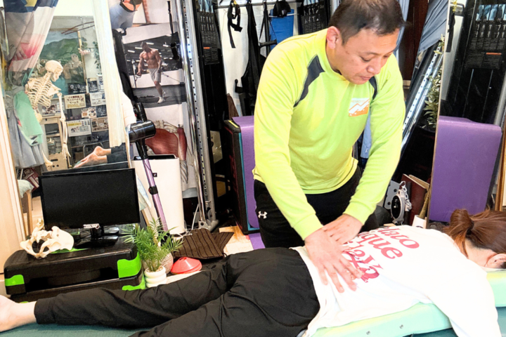 整体を受けている女性