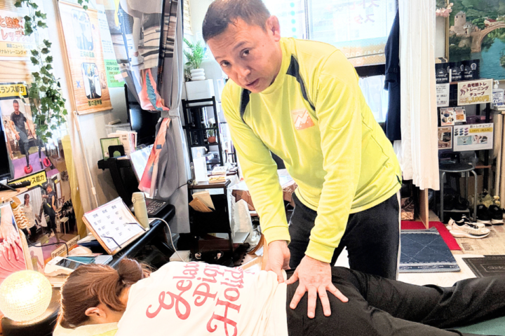 整体を受けている女性