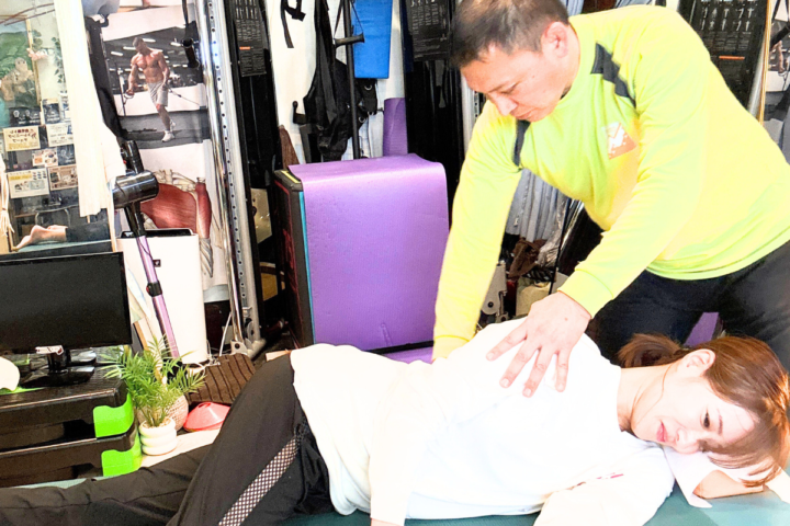 整体を受ける女性
