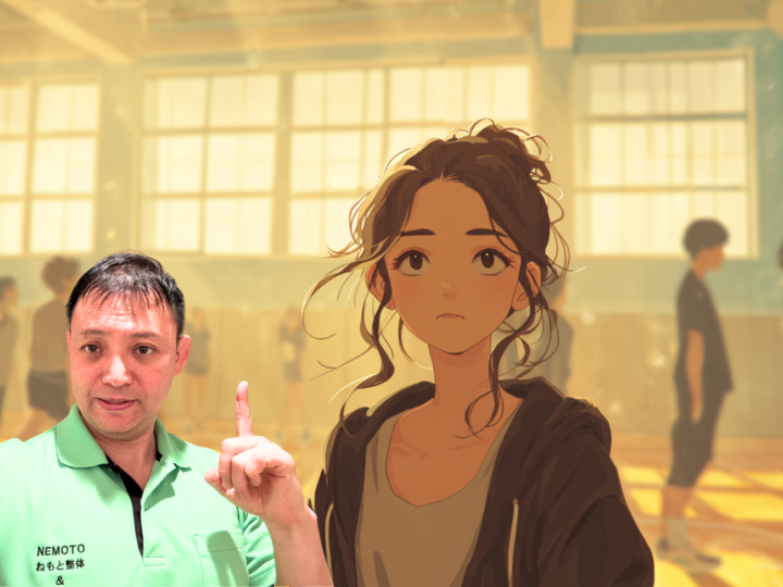 体育の授業で運動が苦手そうにしている日本人高校生の女子が、明るい体育館で周囲の生徒を見つめている様子。運動への苦手意識や学校体育でのギャップを表現したイラスト