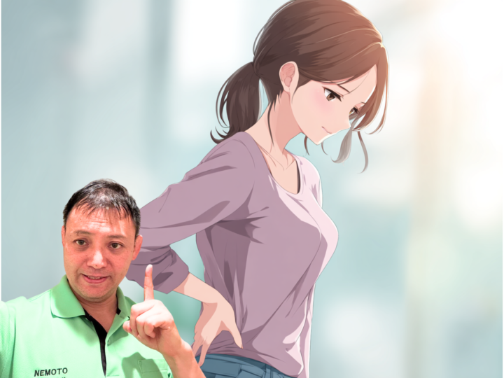 腰に手を当てて痛みを感じる女性と、その原因を説明する整体師。腰痛や姿勢の歪み、関節の不調に関する整体アドバイスを示すイメージ