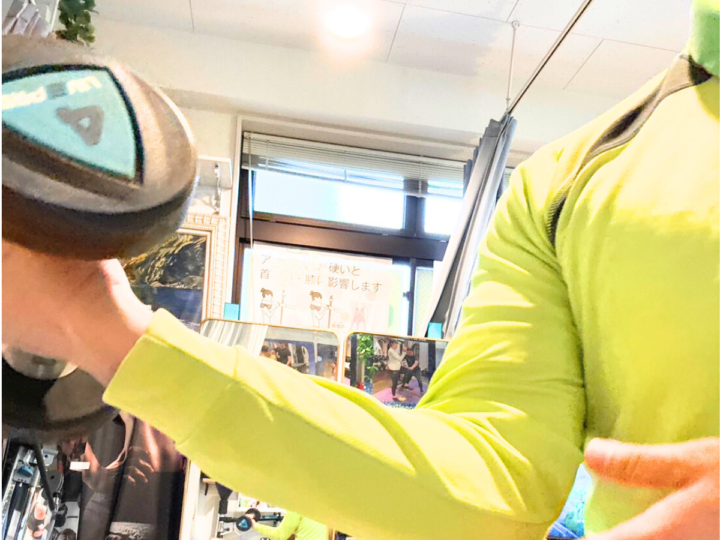 ダンベルを持って肘を曲げている