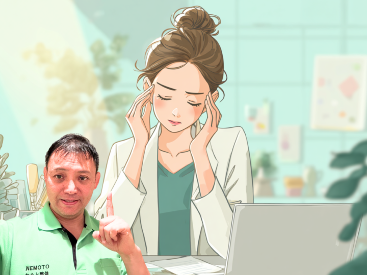 デスクワークで肩や首のこりから頭痛に悩む女性と、原因を説明する整体師。血流を促して緊張型頭痛を改善するアドバイスを伝えるイメージ。