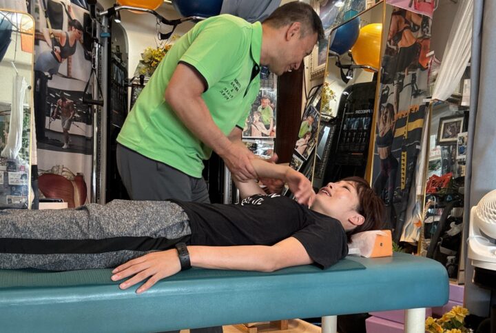 関節がルーズな時は？　肩関節の圧縮で痛みを抑える