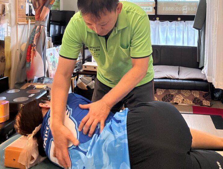 女性が横向きで寝ている