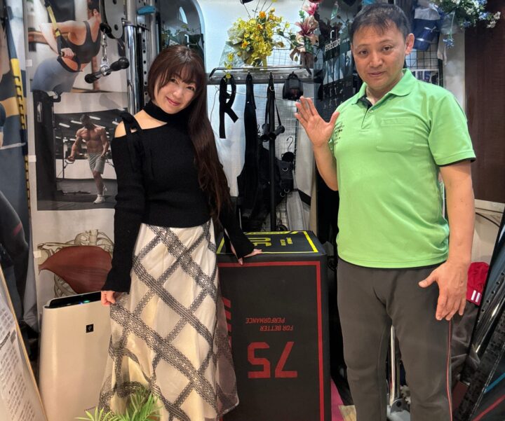 男性と女性が笑顔