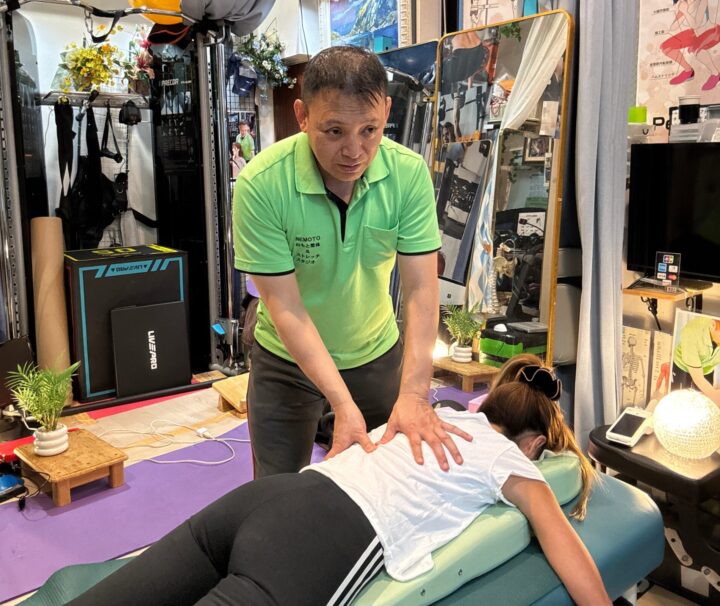 うつ伏せの女性