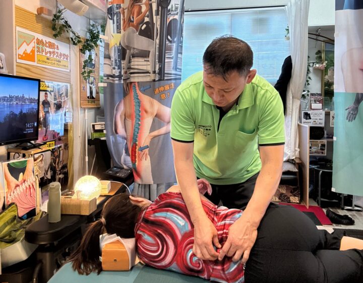 背骨を触られている女性