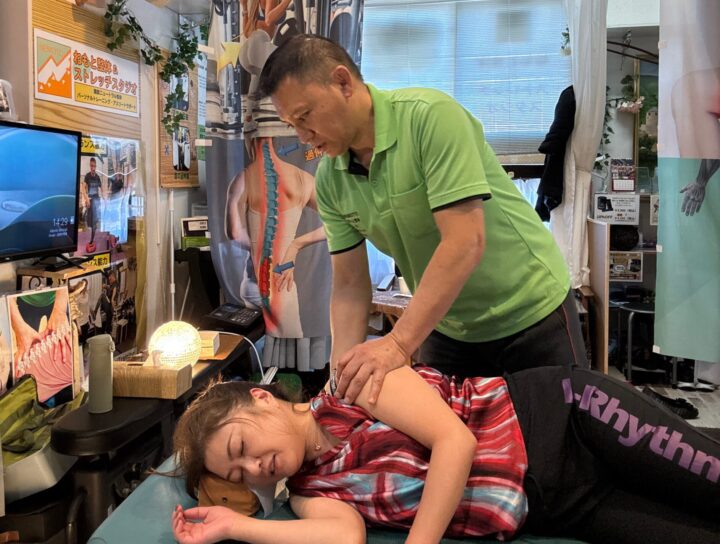 女性が背中を押されている