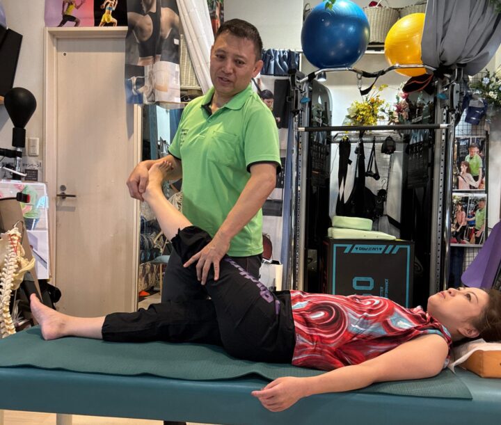 女性が足のストレッチをしている