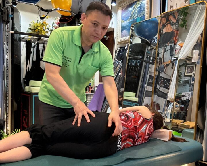 骨盤を触られている女性