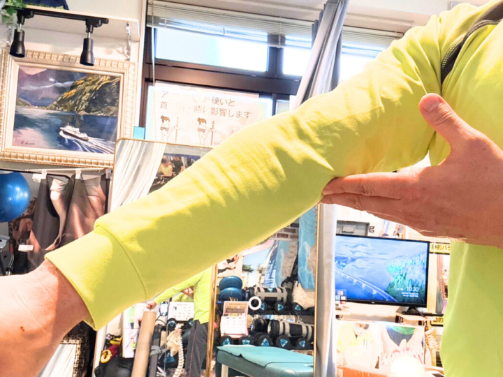 肘を伸ばしている画像