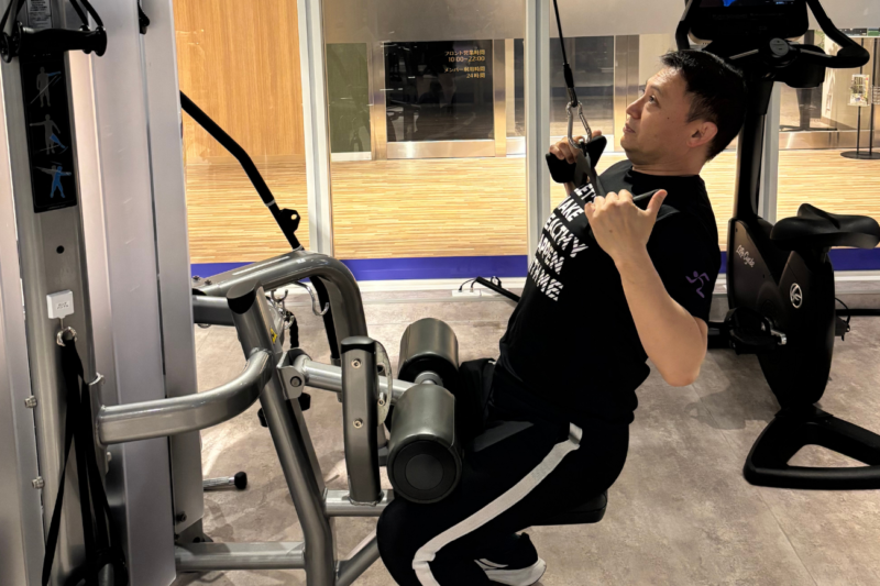 パーソナルトレーナーがラットプルダウン