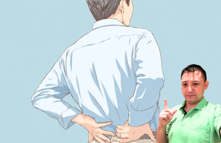 腰に手を当てている５０代の男性