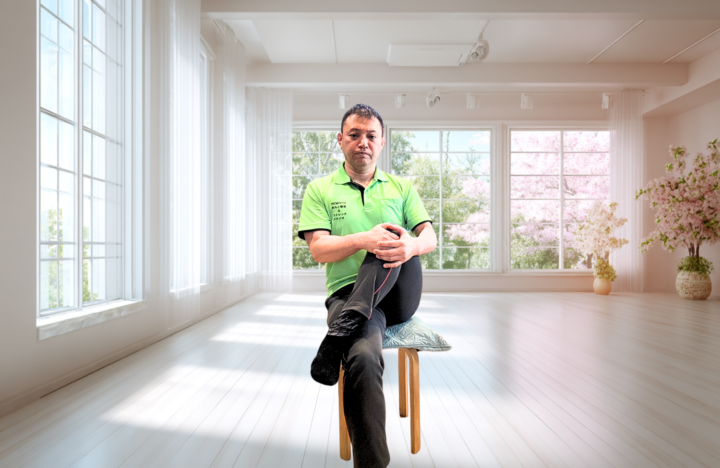 座っている男性