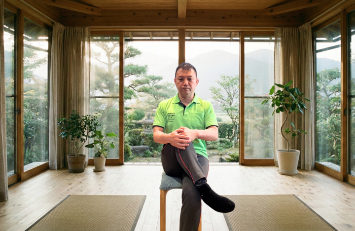 右足のストレッチしている男性