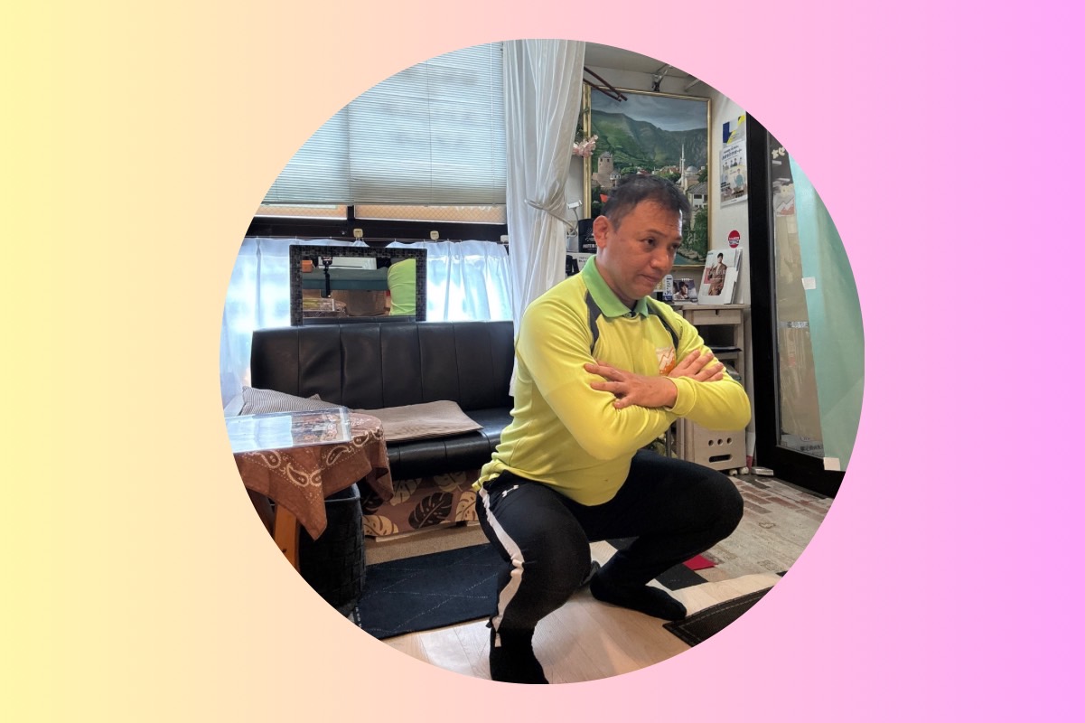 スクワットしている男性