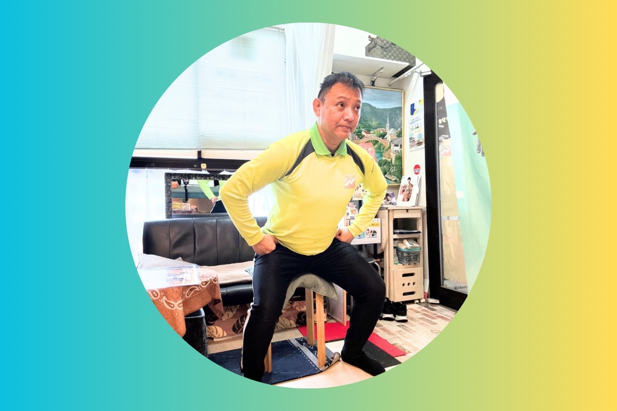 ベンチスクワットしている男性