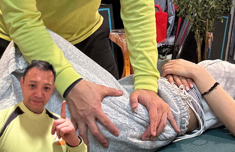 男性が股関節を施術している