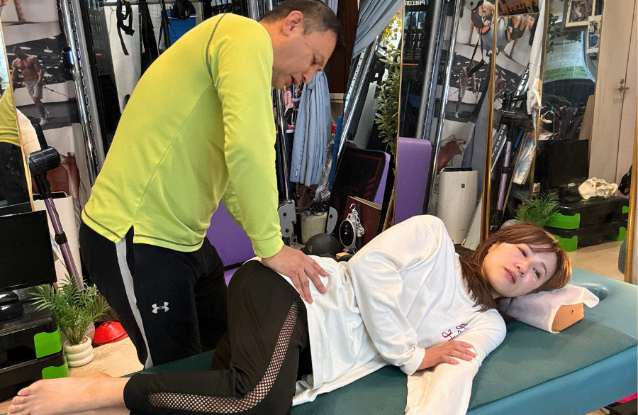 女性が寝ている