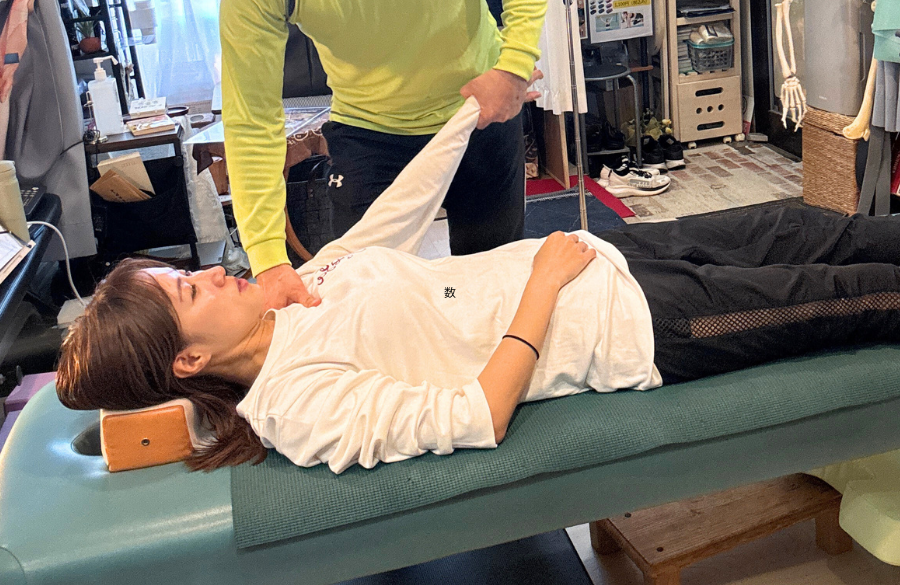 肩をおされている女性