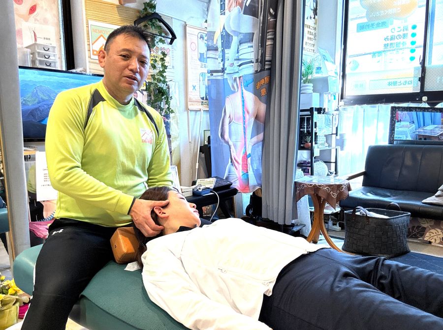 女性が横になっている