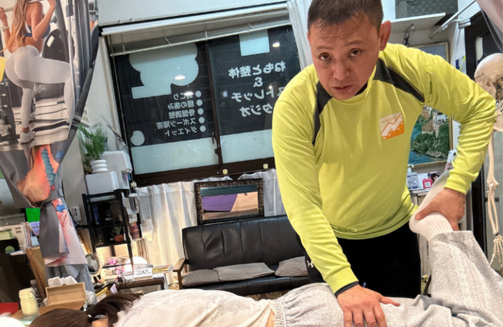 女性に整体を行っている