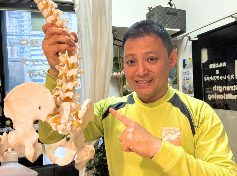 骨の模型に指を指している整体師