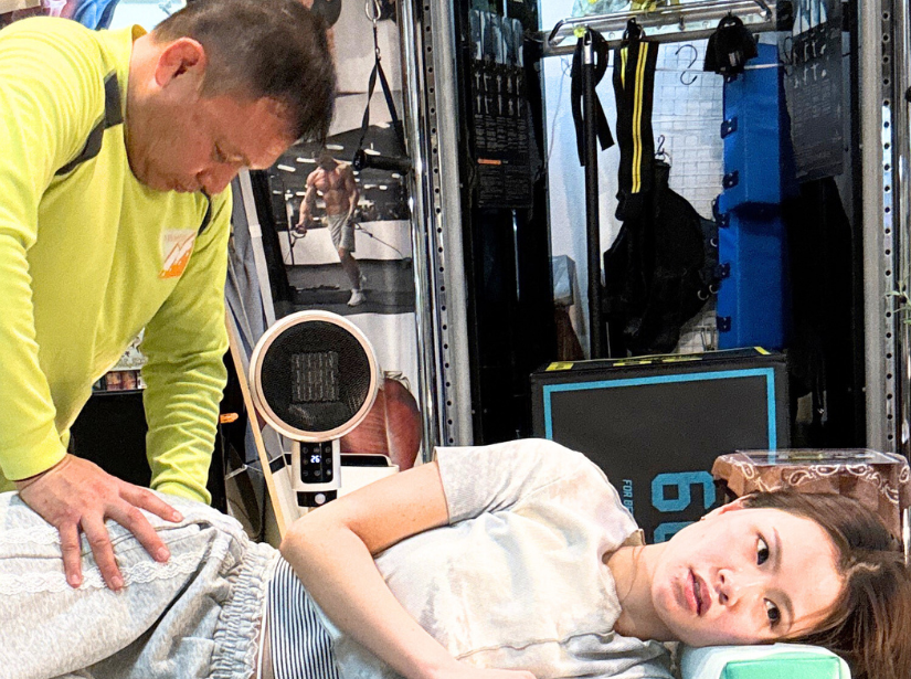 骨盤の施術を受けている女性