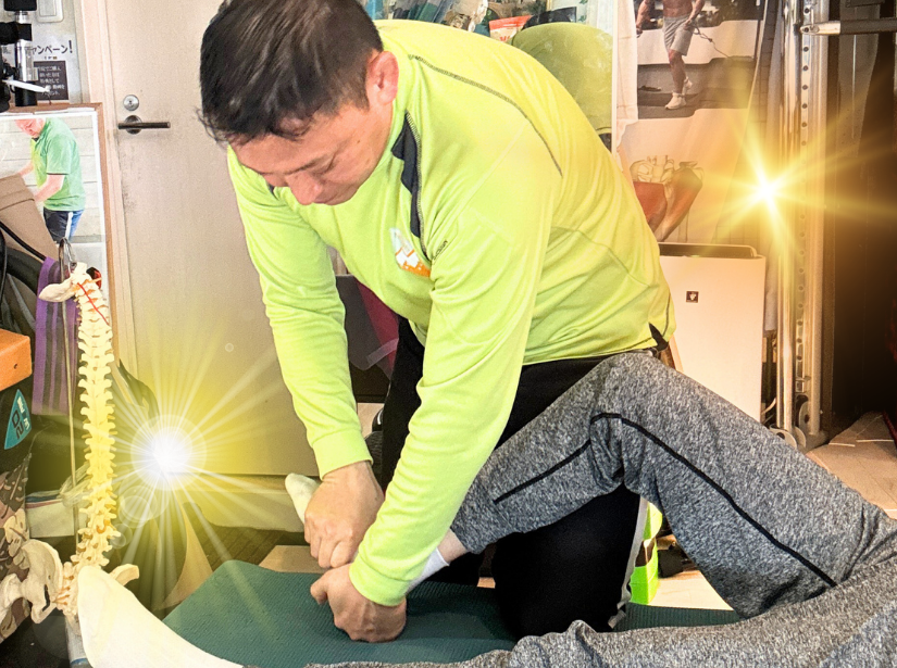 足を施術している