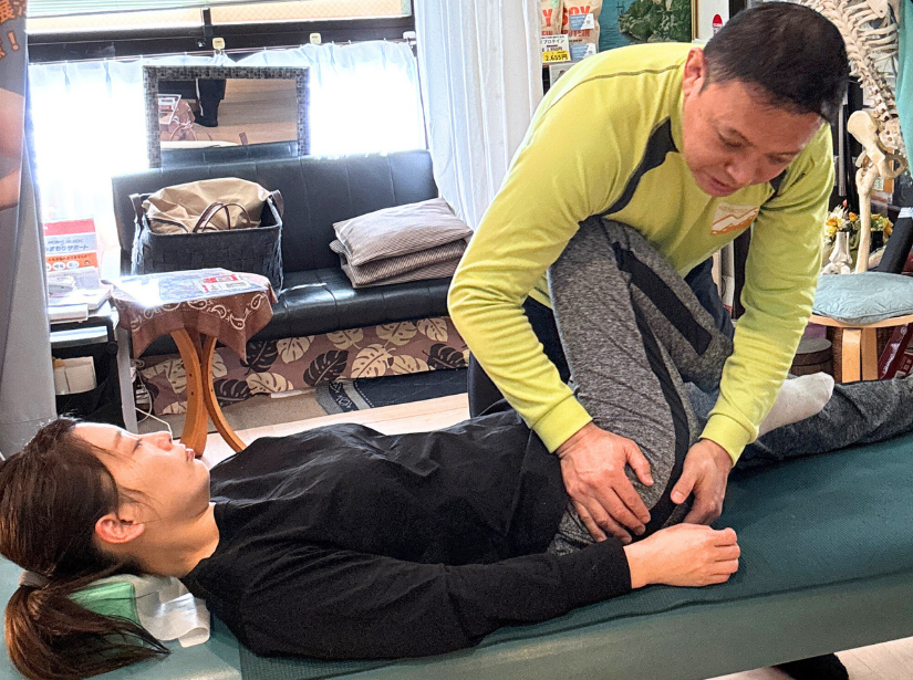 仰向けで寝ている女性