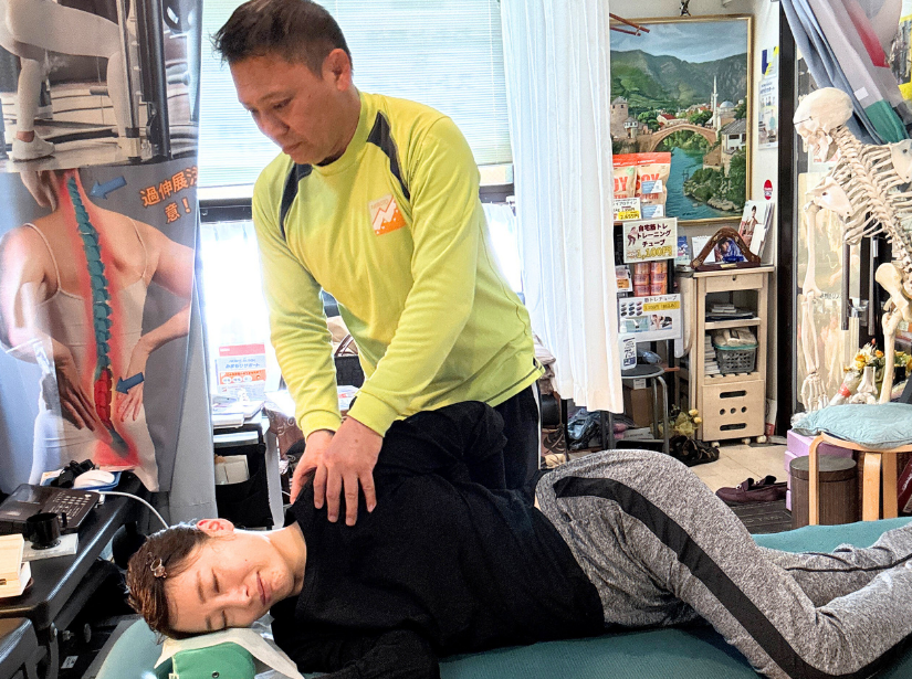 女性が側臥位で寝ている