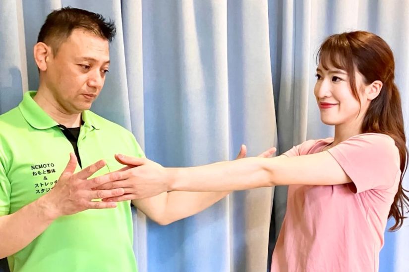 女性が体を捻っている