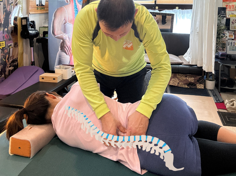 横向きで寝ている女性